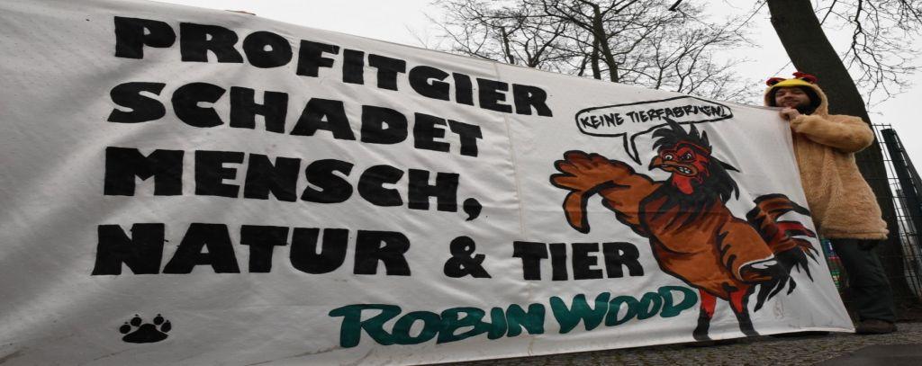 Aktion in Königs Wusterhausen. Foto: Sven Selbert/ROBIN WOOD Königs Wusterhausen Aktion zu Wiesenhof Schlachtanlage