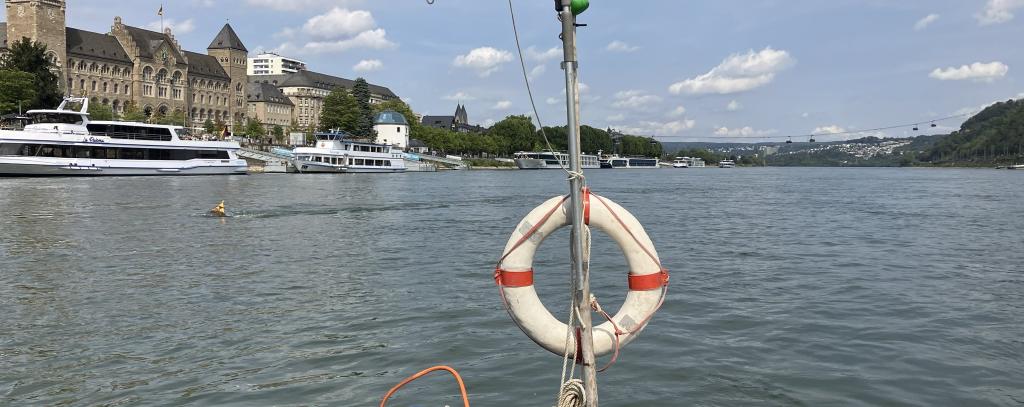Von Boppard nach Koblenz - Das ROBIN WOOD-Floß ist zurzeit auf dem Rhein auf Tour für Klimagerechtigkeit (Foto: ROBIN WOOD) Blick von Floß ans Rheinufer