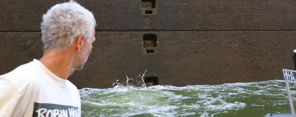 In der Schleuse (Foto: ROBIN WOOD) Person auf dem Floß vor Schleusenwand