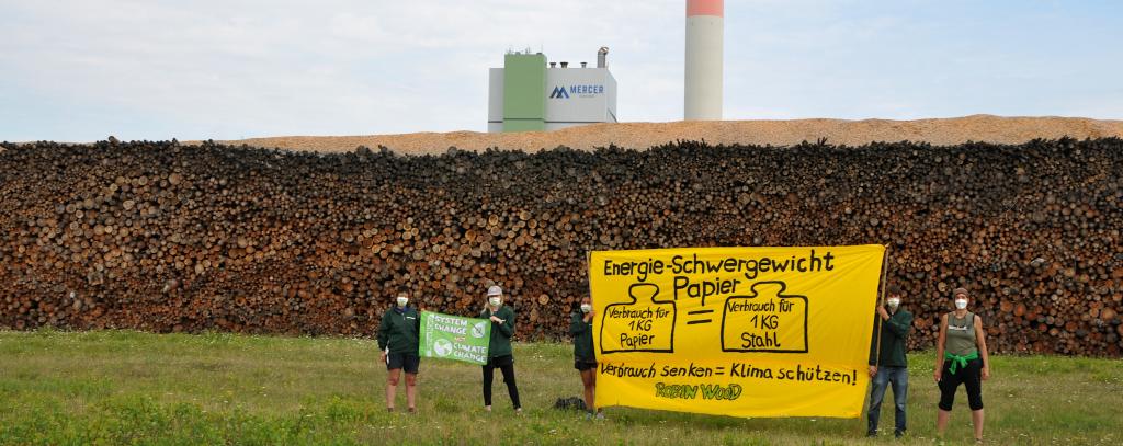 Die Papierindustrie verbraucht viel Holz und viel Energie und setzt zunehmend auf das Verfeuern von Holz für die Energieproduktion / Banneraktion beim Unternehmen Mercer, 05.08.2021 (Foto: Knut Hildebrandt / ROBIN WOOD)