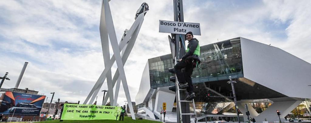 ROBIN WOOD-Aktivist*innen protestieren gegen die Waldzerstörung für den geplanten Ausbau einer Teststrecke von Porsche in Italien (Foto: Jens Volle / ROBIN WOOD)