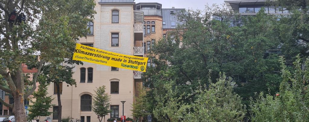 Bannerprotest gegen die Mitwirkung des Unternehmens Fichtner am Bau von Kohlekraftwerken in Bangladesch, 20.9.21 am Stadtpalais in Stuttgart (Foto: ROBIN WOOD)