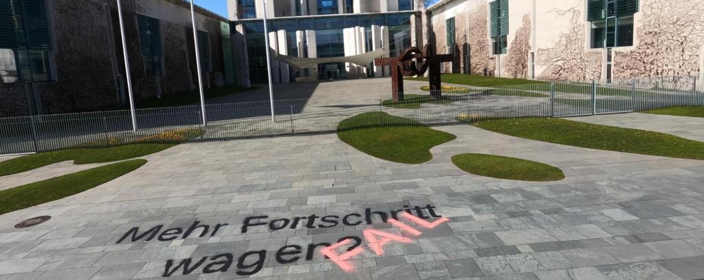 Protestaktion zu 100 Tage Ampelregierung vor dem Bundeskanzleramt in Berlin, 18.03.22 (Foto: ROBIN WOOD) Bundeskanzleramt, gesprühter Slogan auf dem Boden: "Mehr Fortschritt wagen? Fail!“