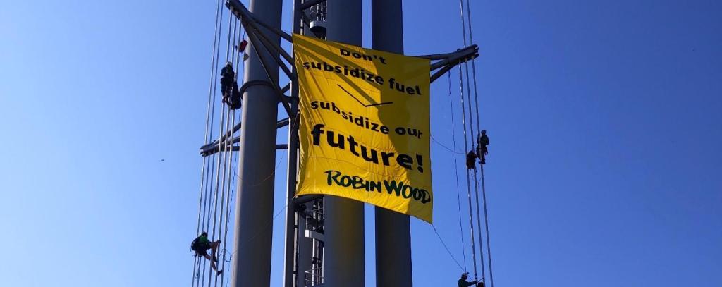 "Subventioniert keine Treibstoffe, sondern unsere Zukunft!- Banner-Protest beim Weltverkehrsforum in Leipzig, 18.05.22 (Foto: ROBIN WOOD)