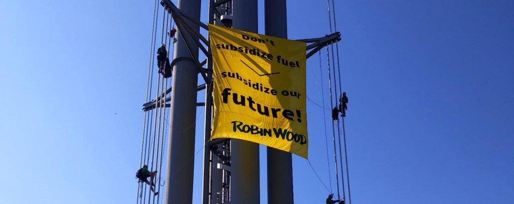 "Subventioniert keine Treibstoffe, sondern unsere Zukunft!- Banner-Protest beim Weltverkehrsforum in Leipzig, 18.05.22 (Foto: ROBIN WOOD)