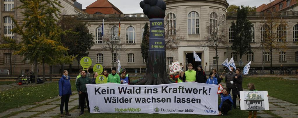Protest vor Bundeswirtschaftsministerium: Umweltorganisationen fordern von Minister Habeck klare Haltung gegen EU-Anreize für Holzverbrennung in Kraftwerken (Foto: ROBIN WOOD / Moritz Heck) Umweltaktivist*innen, aufblasbarer Baum und Protestbanner vor dem Bundeswirtschaftsministerium