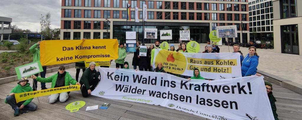 "Klimaschutz? Vattenfail!” - Protest vor der Vattenfall-Deutschland-Zentrale in Berlin gegen die Verbrennung von Kohle, Gas und Holz in Kraftwerken (Foto: Stephan Röhl / ROBIN WOOD) Menschen mit Bannern vor Vattenfall-Gebäude