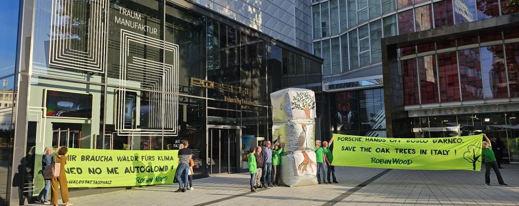 Protestbanner vor Porsche Showroom in Stuttgart