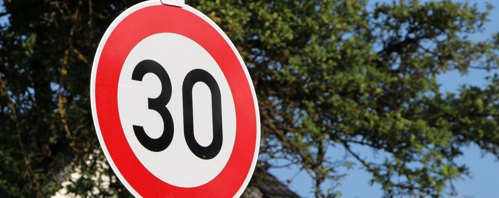 Verkehrsschild mit Tempo 30