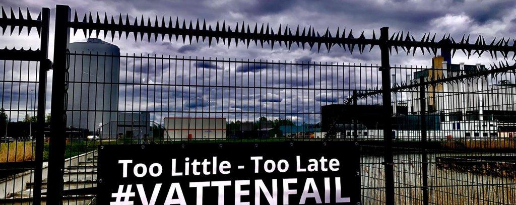 Comite Schone Lucht Ein Banner vor einem Kraftwerk an einem Zaun