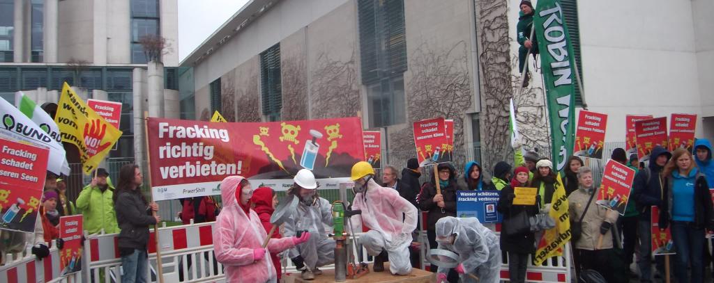 Protest gegen Fracking-Ermöglichungsgesetz vor dem Kanzleramt in Berlin, April 2015