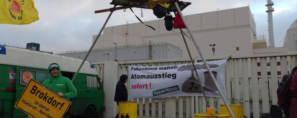Heute geschlossen - Protestaktion zum Fukushima-Jahrestag am AKW Brokdorf