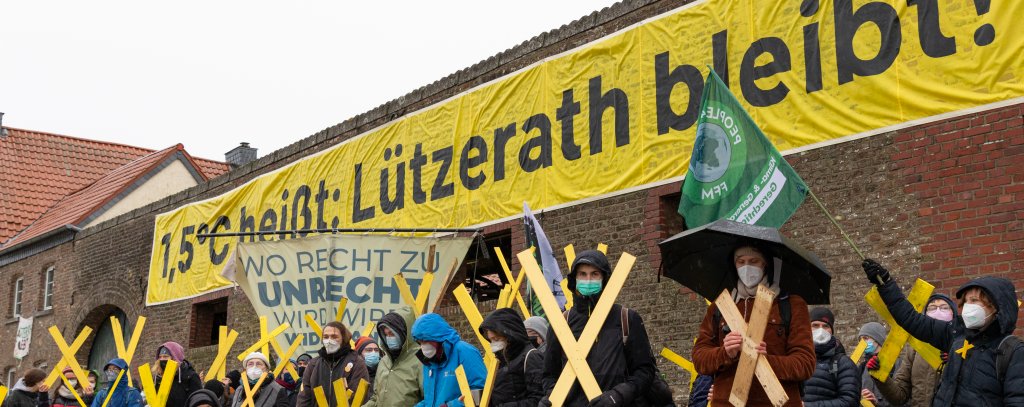Protest mit Transparent "1,5 Grad heißt: Lützerath bleibt!"