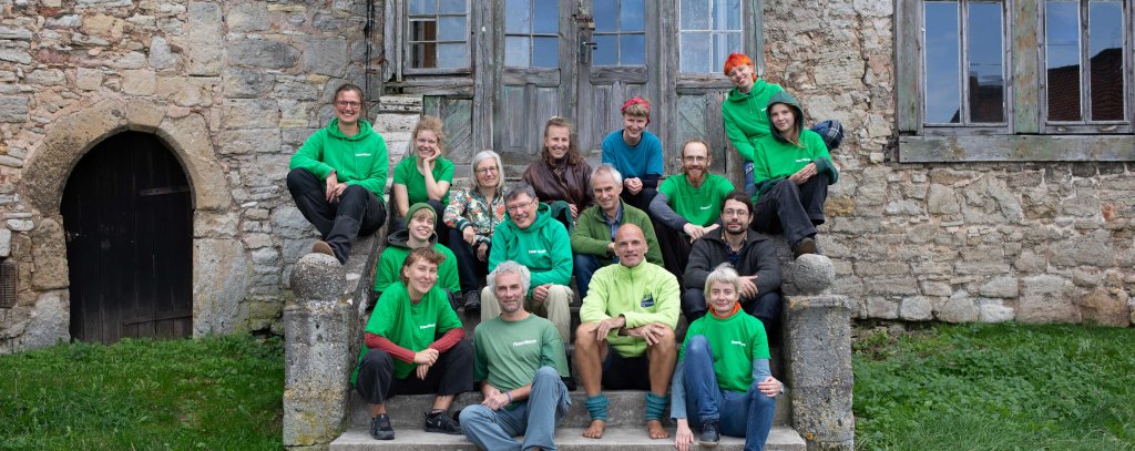 Ca. 15 Menschen auf einer Treppe mit grünen ROBIN WOOD-T-Shirts