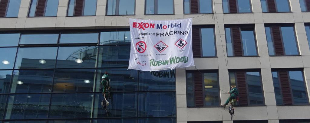 Bannerprotest gegen Fracking bei der Europazentrale von ExxonMobil, Hamburg 4.11.15 (Foto: ROBIN WOOD)