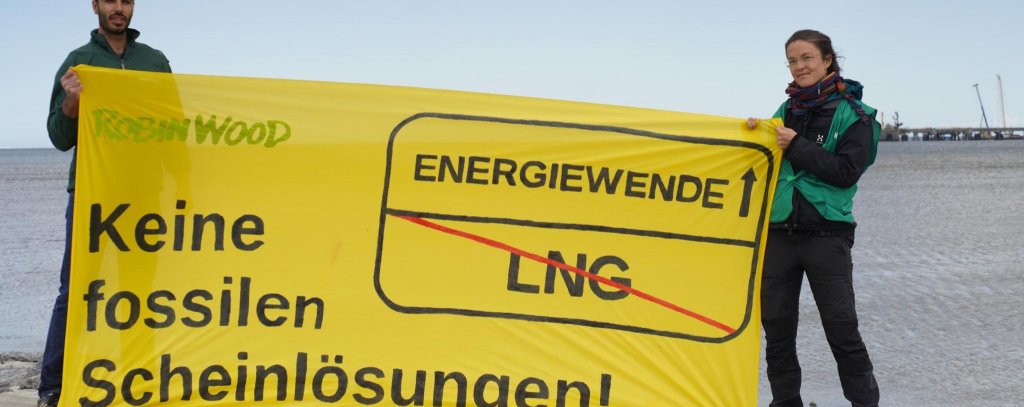 Aktivist*innen mit einem gelben Banner gegen LNG, Aufschrift: Keine fossilen Scheinlösungen