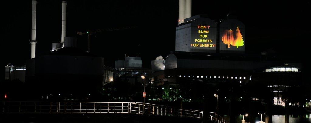 Video-projection on the Tiefstack coal plant in Hamburg, Germany (photo: Mirko Boll / ROBIN WOOD)