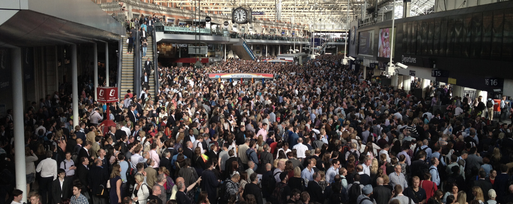 Foto eines Bahnhofs voller Menschen