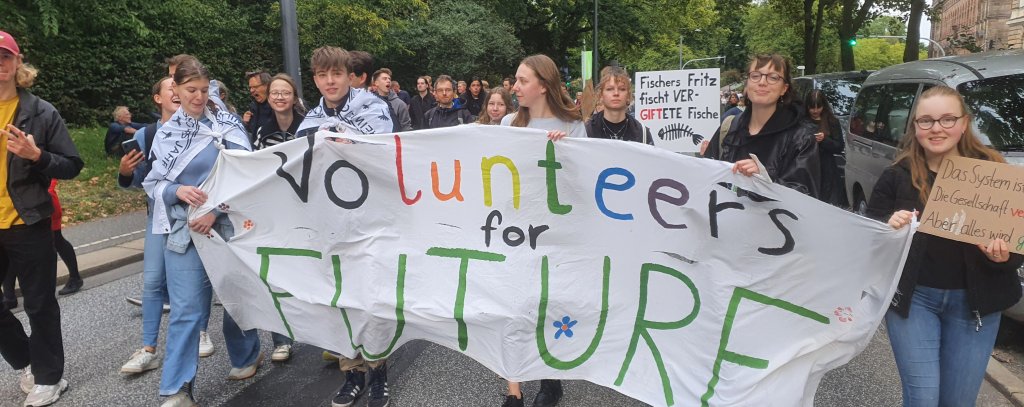Klimastreikende mit Banner auf einer Straße