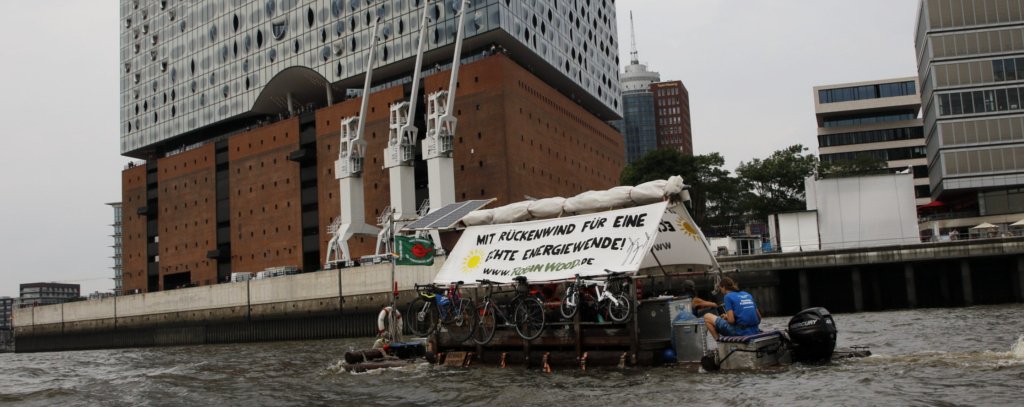 ROBIN WOOD-Floß für die Energiewende vor der Elbphilharmonie Hamburg, 13.8.21 (Foto: ROBIN WOOD / Moritz Heck)