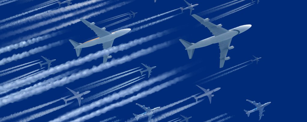 Viele Flugzeuge am Himmel mit Kondensstreifen