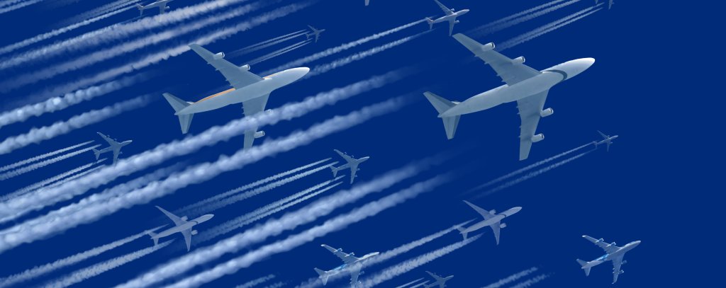 (Foto: puchan|istockphoto.com) Viele Flugzeuge am Himmel mit Kondensstreifen
