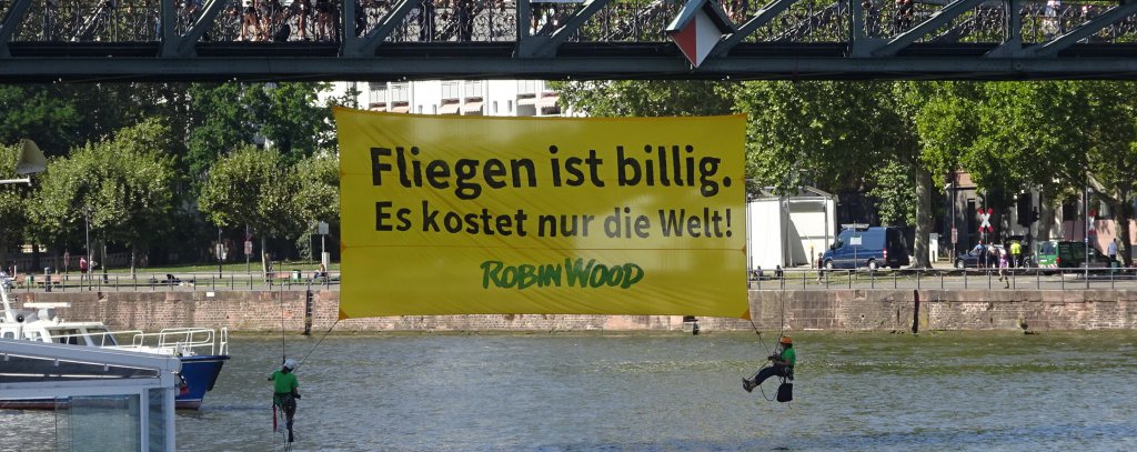 Aktionsfoto "Fliegen ist billig - es kostet nur die Welt"