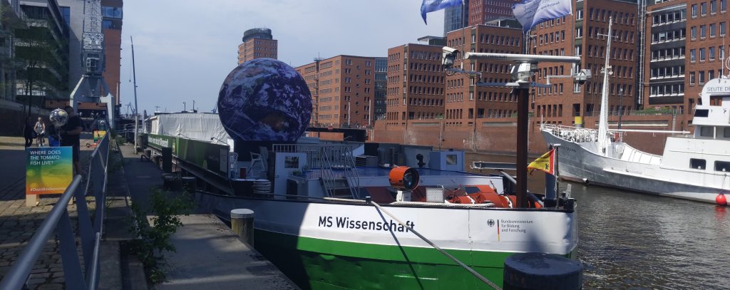 "MS Wissenschaft" im Sandtorhafen der Hamburger Hafen-City (Foto: ROBIN WOOD / Ute Bertrand)