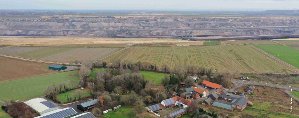 Foto von "Lützerath Lebt" mit Kohlezerstörung im Hintergrund Foto von "Lützerath Lebt" mit Kohlezerstörung im Hintergrund