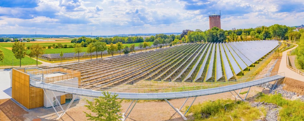 Seit Ende Mai des letzten Jahres betreiben die Stadtwerke Ludwigsburg die größte Solarthermie-Anlage Deutschland "Seit Ende Mai des letzten Jahres betreiben die Stadtwerke Ludwigsburg die größte Solarthermie-Anlage Deutschlands. Die über eintausend Kollektoren speisen in das bestehende Fernwärmenetz ein