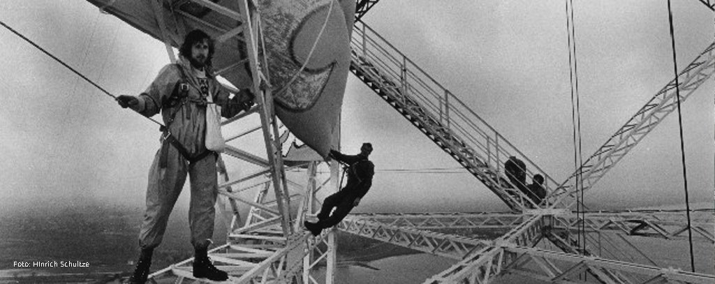 ROBIN WOOD-Aktion am Strommast am AKW Stade 1986, Foto: Hinrich Schultze ROBIN WOOD Aktion am Strommast in Stade 1986
