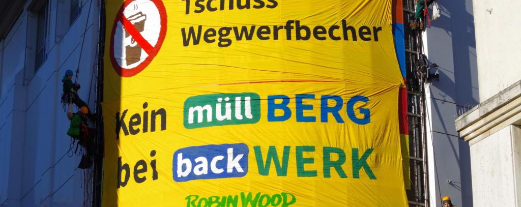 Kletterprotest bei der Backwerk-Zentrale in Essen, 28.11.16 (Foto: T. Christensen / ROBIN WOOD)