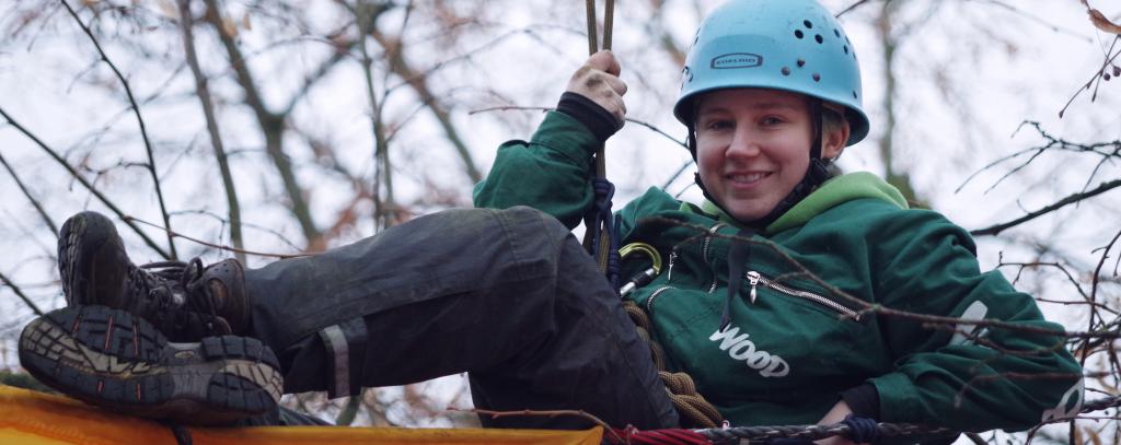 Anti-Kohle Kletteraktion über dem Stader Weihnachtmarkt