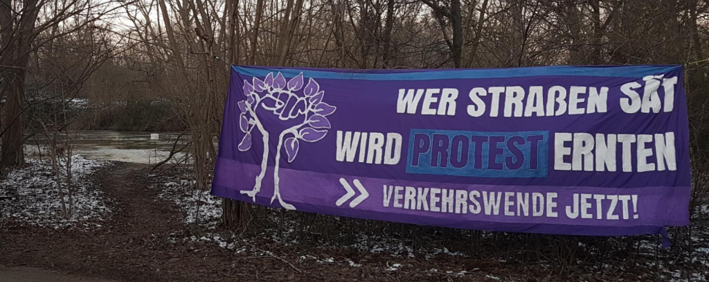 Banner: "Wer Straßen sät, wird Protest ernten"