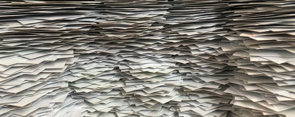 ein Haufen Papier (Foto: Christa Dodoo via https://unsplash.com) Für Büropapier gibt es Recyclingpapieroptionen
