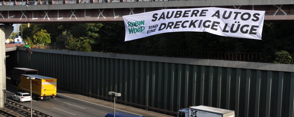 Protestbanner über der A100