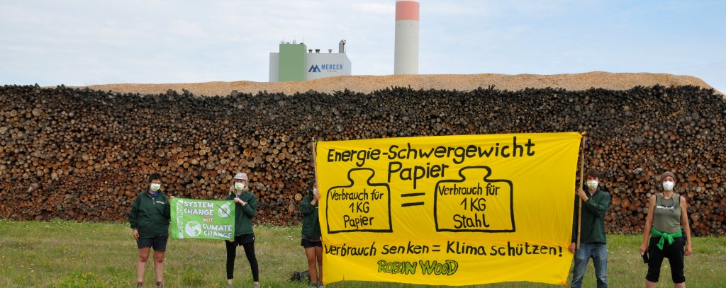 Bannerprotest gegen Energieverschwendung für Papier, Zellstoffwerk Mercer Stendal, 5.8.21(Foto: Knut Hildebrandt / ROBIN WOOD)