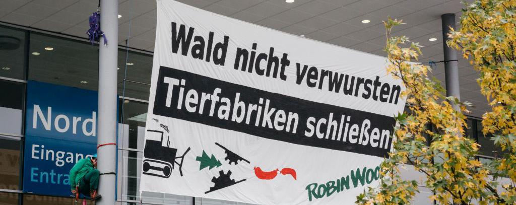 15.11.2016, Hannover: ROBIN WOOD protestiert gegen die industrielle Tierproduktion bei der Messe "EuroTier"