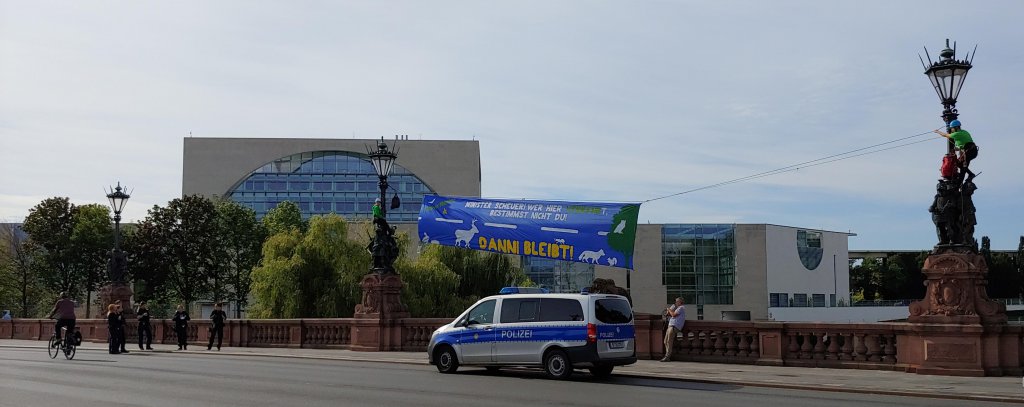 Bannerprotest vor dem Kanzleramt in Berlin zum Autogipfel, 8.9.20