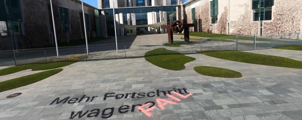 Bundeskanzleramt, gesprühter Slogan auf dem Boden: "Mehr Fortschritt wagen? Fail!“