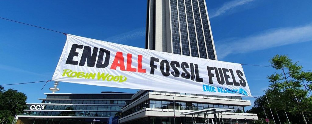 Banner mit der Aufschrift "End All Fossil Fuels" hängt vor dem CCH in Hamburg