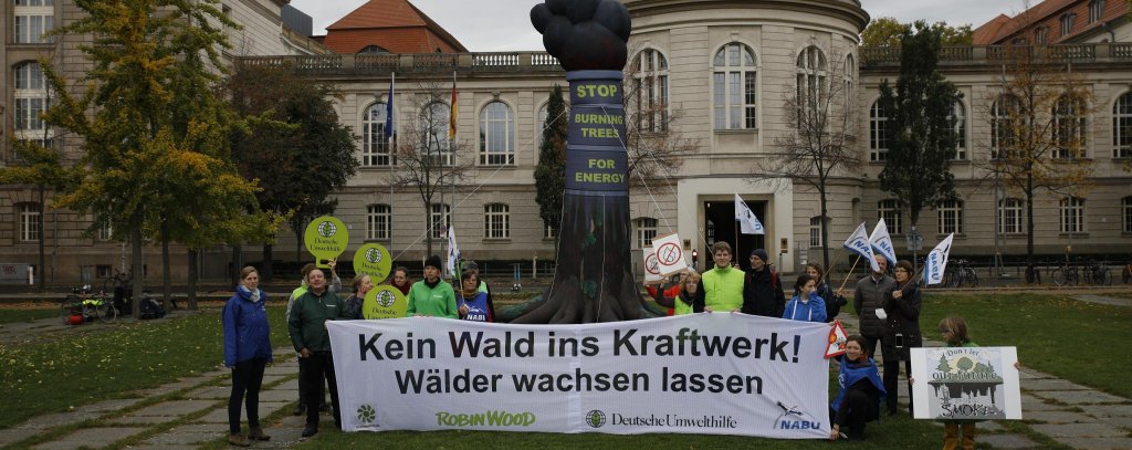Protest vor Bundeswirtschaftsministerium: Umweltorganisationen fordern von Minister Habeck klare Haltung gegen EU-Anreize für Holzverbrennung in Kraftwerken (Foto: ROBIN WOOD / Moritz Heck) Umweltaktivist*innen, aufblasbarer Baum und Protestbanner vor dem Bundeswirtschaftsministerium