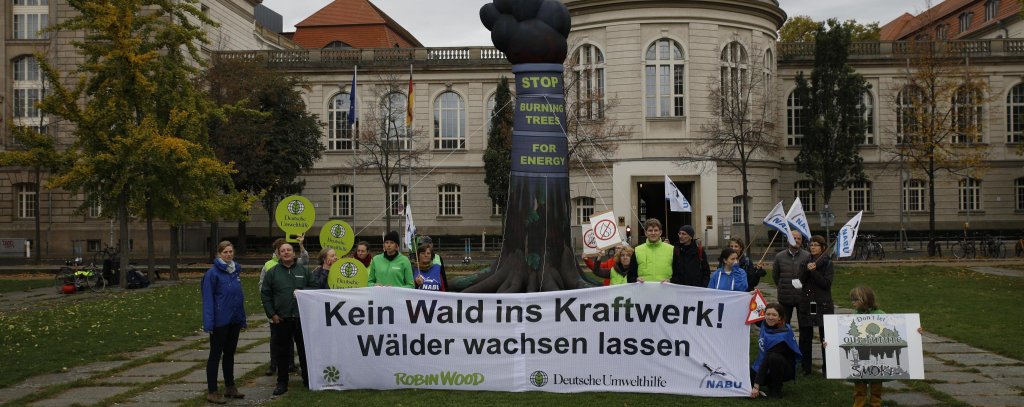 Umweltaktivist*innen, aufblasbarer Baum und Protestbanner vor dem Bundeswirtschaftsministerium