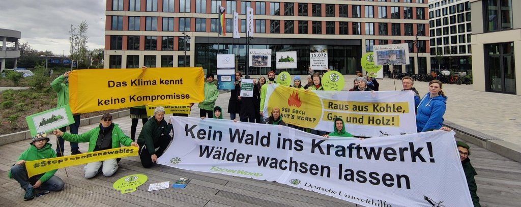 "Klimaschutz? Vattenfail!” - Protest vor der Vattenfall-Deutschland-Zentrale in Berlin gegen die Verbrennung von Kohle, Gas und Holz in Kraftwerken (Foto: Stephan Röhl / ROBIN WOOD) Menschen mit Bannern vor Vattenfall-Gebäude