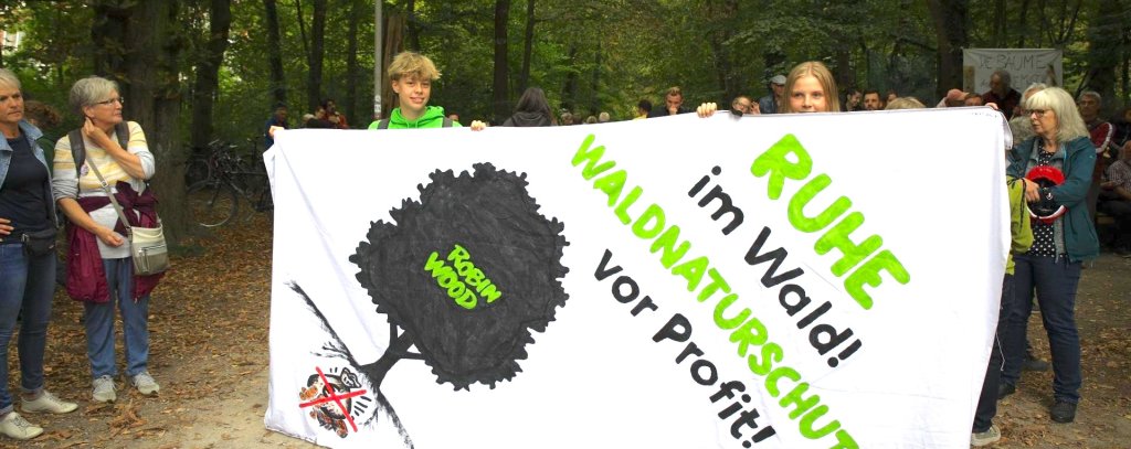 Menschen mit Banner "Ruhe im Wald! Waldnaturschutz vor Profit!"