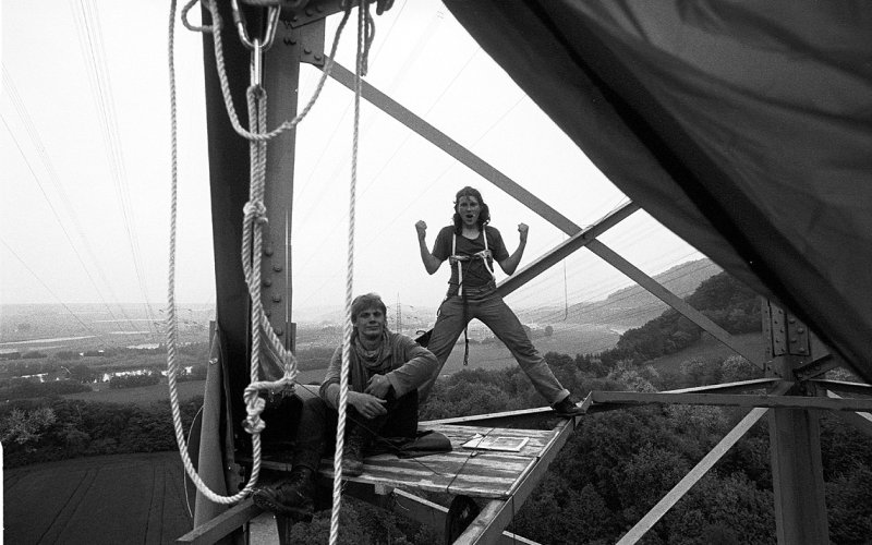 Kletteraktivistin auf Strommast