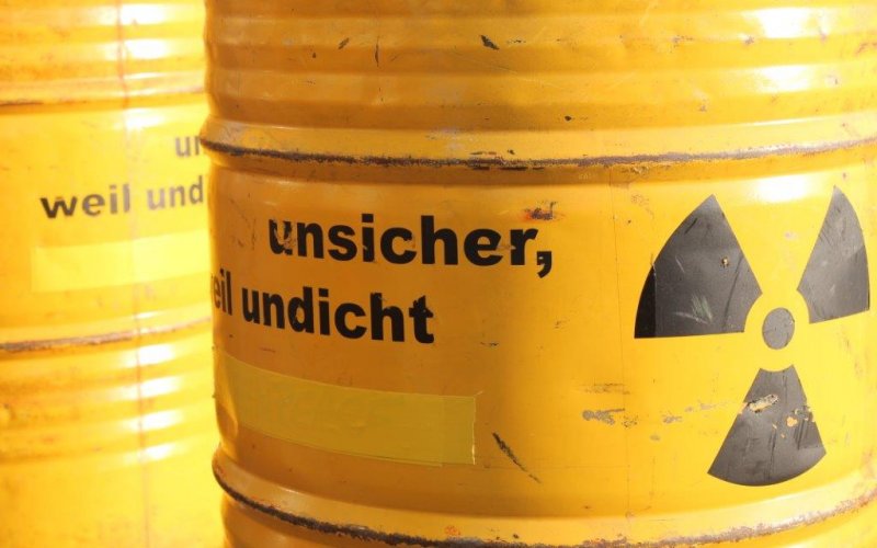 Gelbes Fass mit Radioaktivzeichen und der Aufschrift "unsicher, undicht"