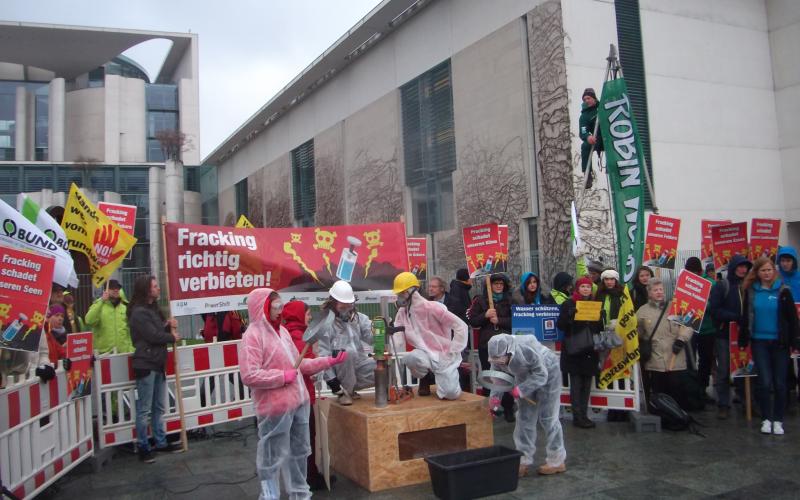 Protest gegen Fracking-Ermöglichungsgesetz vor dem Kanzleramt in Berlin, April 2015