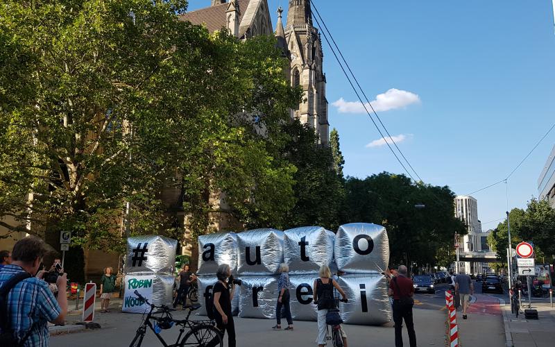 Mit Riesenwürfeln für sicheren Radverkehr in Stuttgart (Foto: ROBIN WOOD)