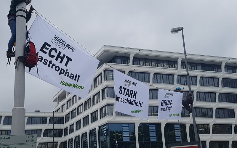 Bannerprotest vor dem Hauptsitz von HeidelbergCement, 4.6.20 Foto: ROBIN WOOD